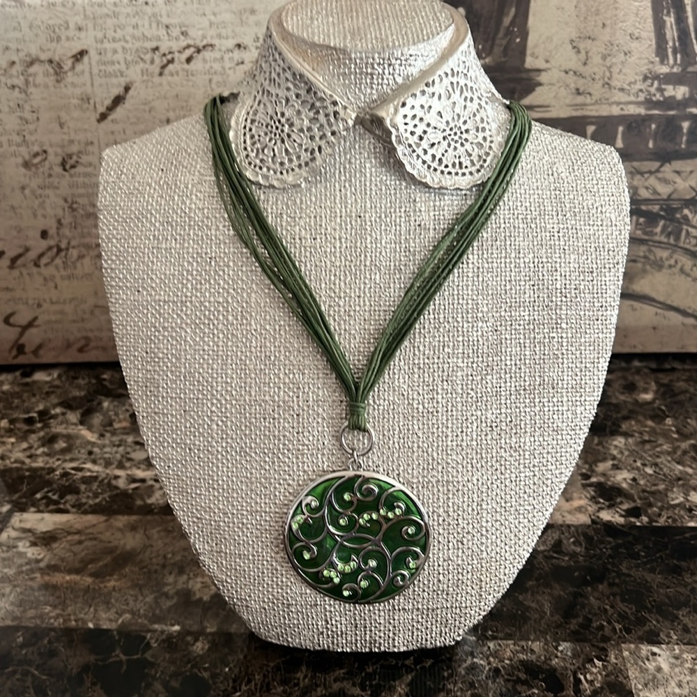 Green Pendant Necklace EUC - Picture 2 of 8